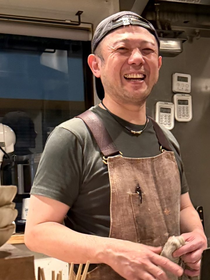厨房で笑う石田さん